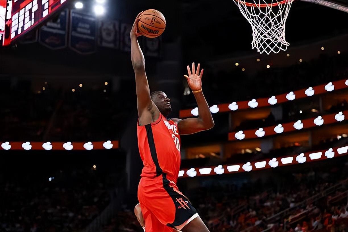 斗牛游戏-下半场直接被摁在了板凳席上，火箭对于内线老将的信任度依然有限